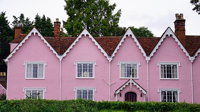ピンク色の家.jpg